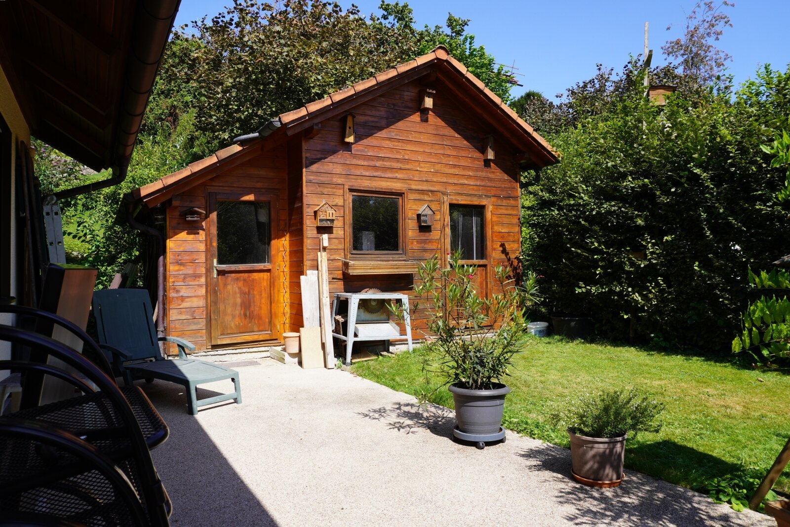 Terrasse mit Gartenhaus